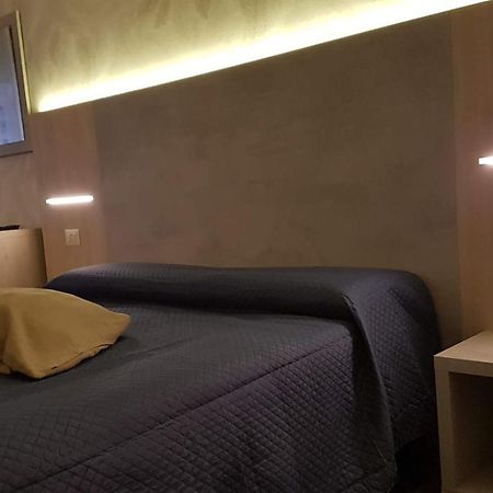Domus Roma Hotel Esterno foto