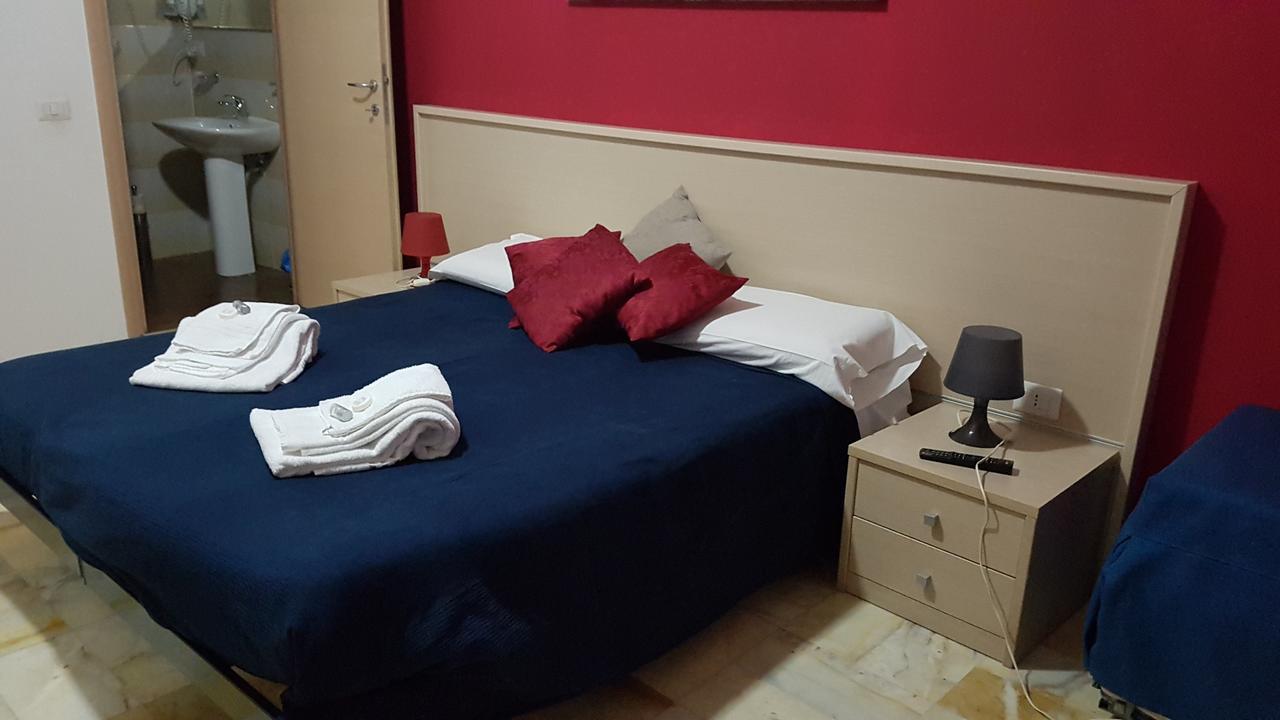 Domus Roma Hotel Esterno foto