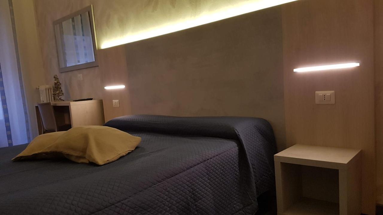 Domus Roma Hotel Esterno foto
