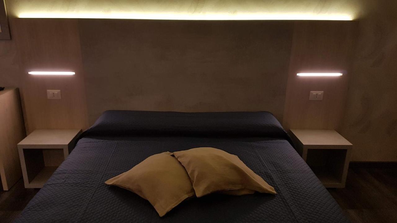 Domus Roma Hotel Esterno foto